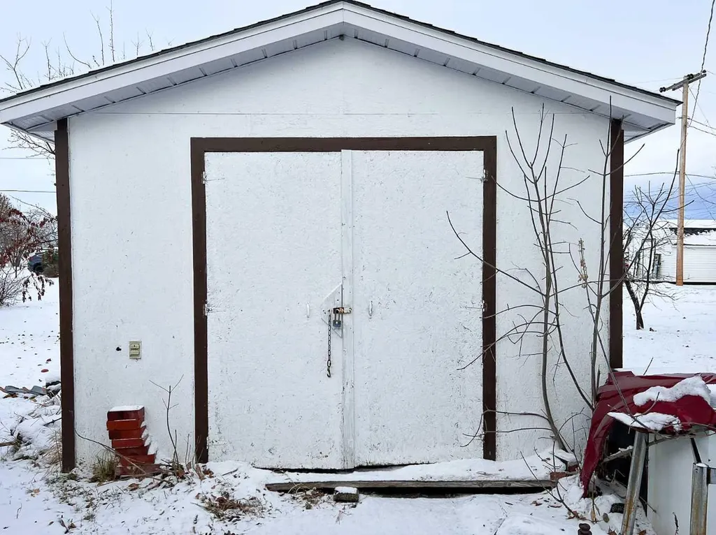 5420 Gravel Avenue Donnelly AB T0H 1G0