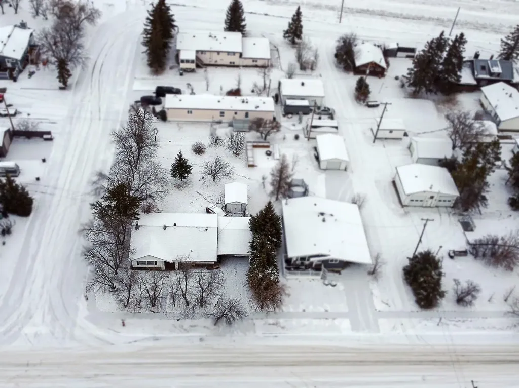 5420 Gravel Avenue Donnelly AB T0H 1G0