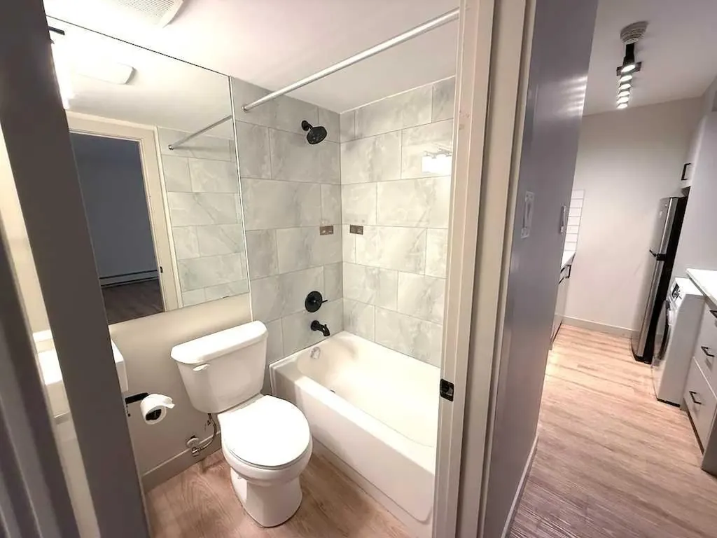 1821 17 Street SW Calgary AB T2Y 3E5