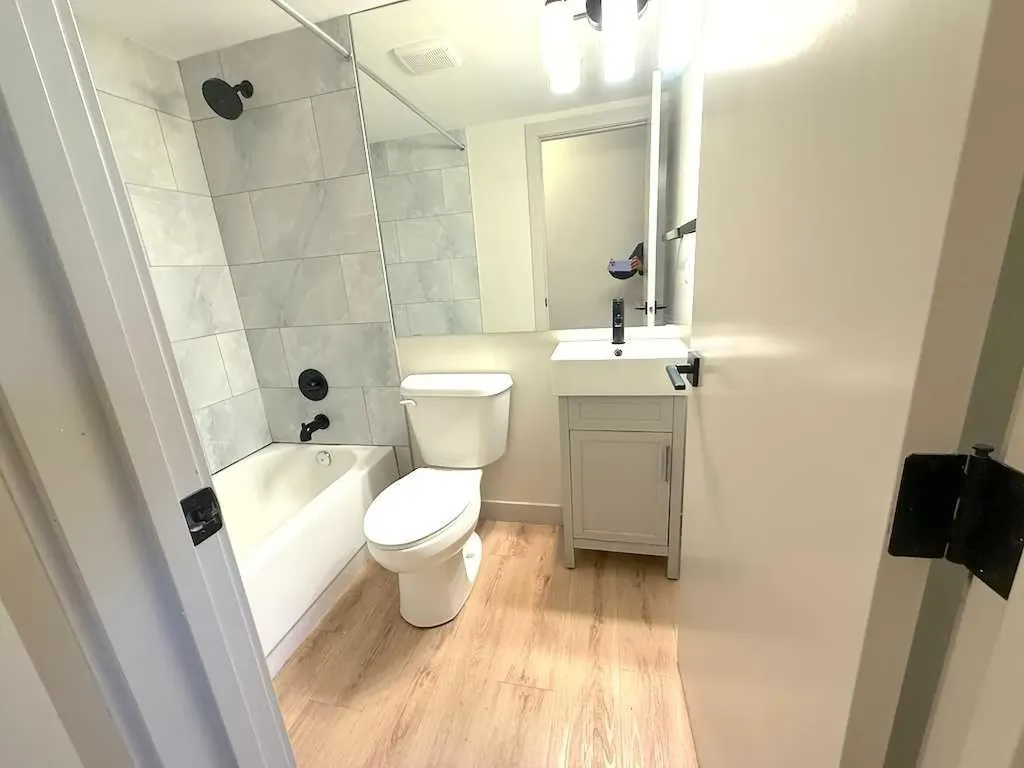 1821 17 Street SW Calgary AB T2Y 3E5