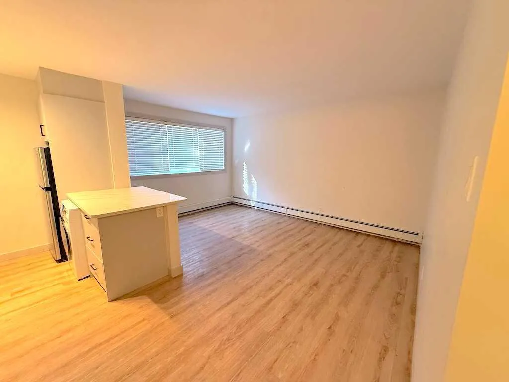 1821 17 Street SW Calgary AB T2Y 3E5