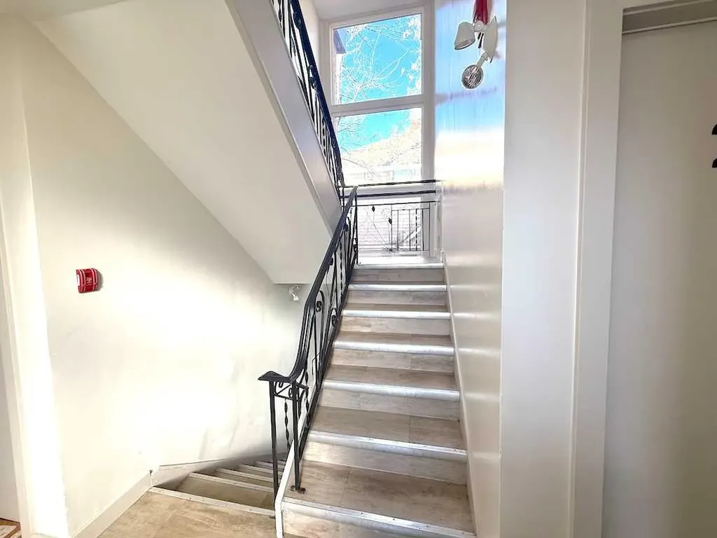 1821 17 Street SW Calgary AB T2Y 3E5