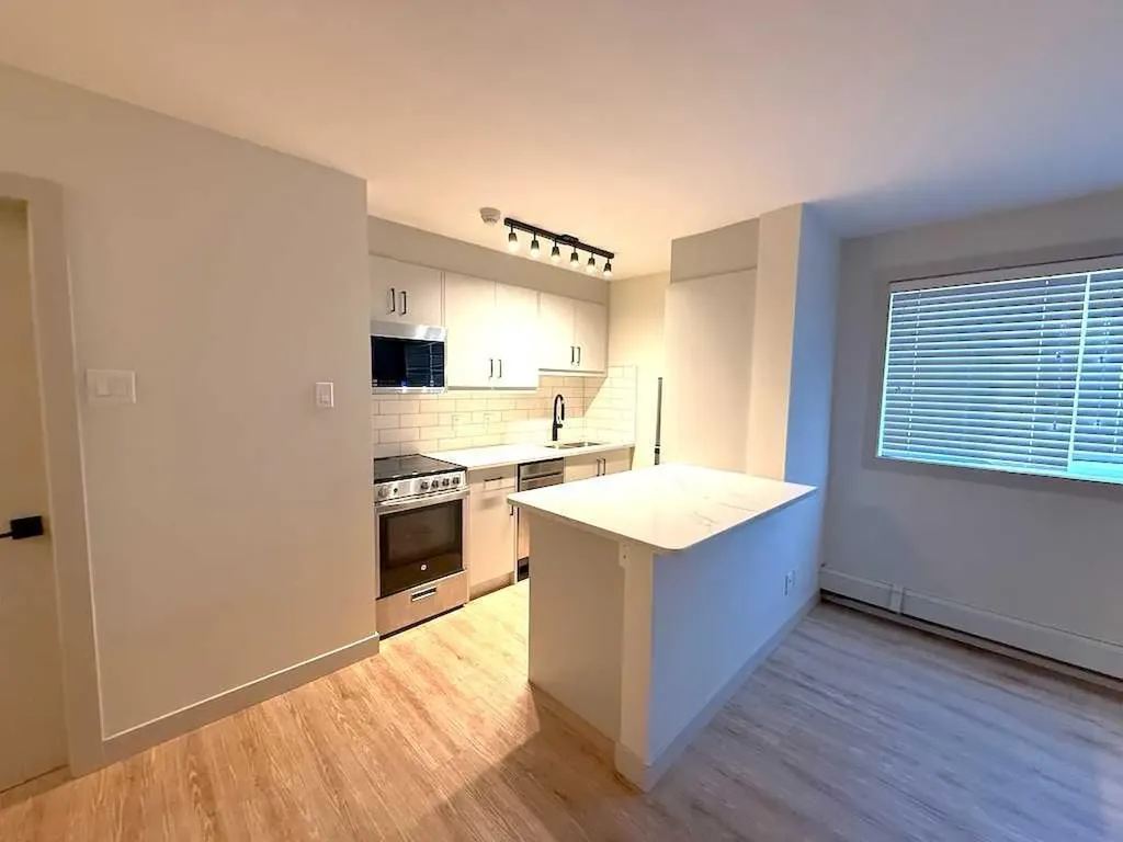 1821 17 Street SW Calgary AB T2Y 3E5