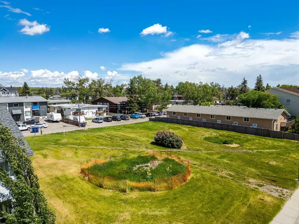 4320 75 Street NW Calgary AB T3K 2P7