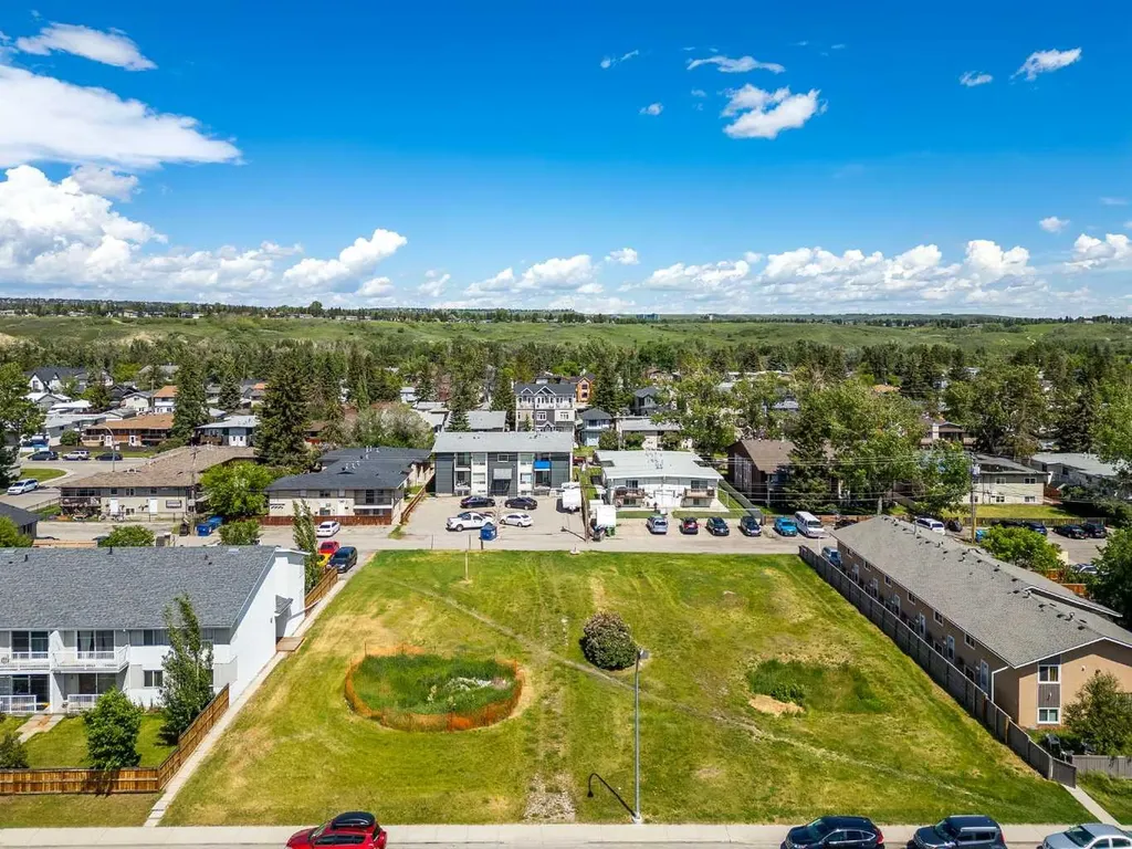 4320 75 Street NW Calgary AB T3K 2P7