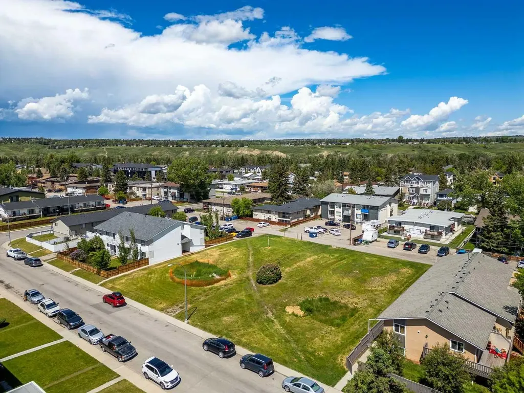 4320 75 Street NW Calgary AB T3K 2P7