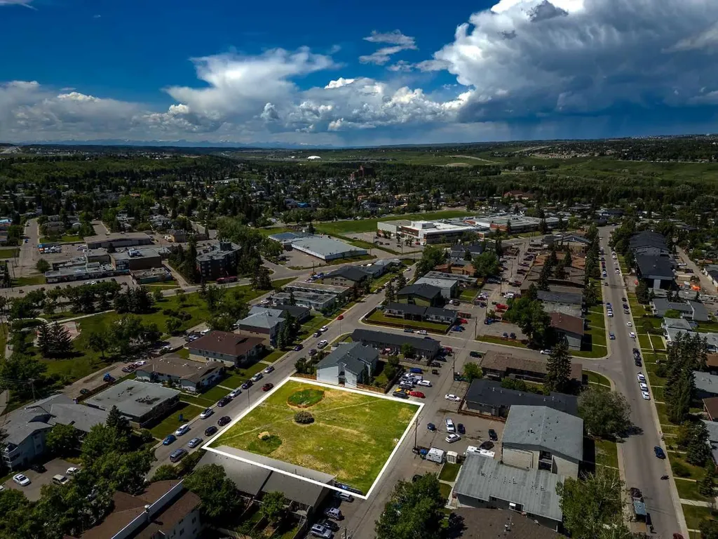 4320 75 Street NW Calgary AB T3K 2P7