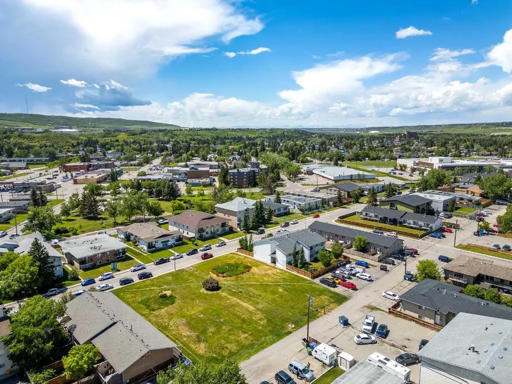 4320 75 Street NW Calgary AB T3K 2P7