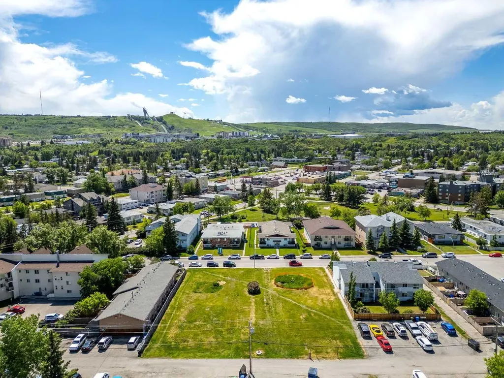 4320 75 Street NW Calgary AB T3K 2P7