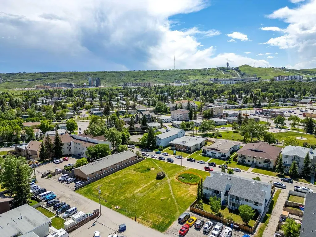 4320 75 Street NW Calgary AB T3K 2P7