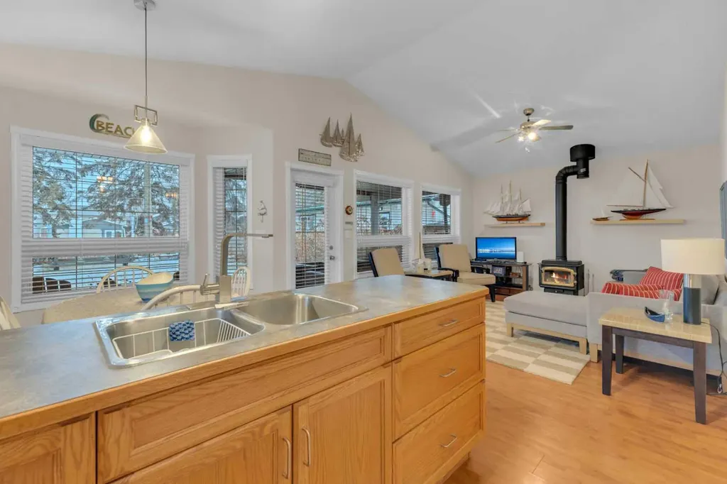 5003 36 Street Sylvan Lake AB T4S 1B2
