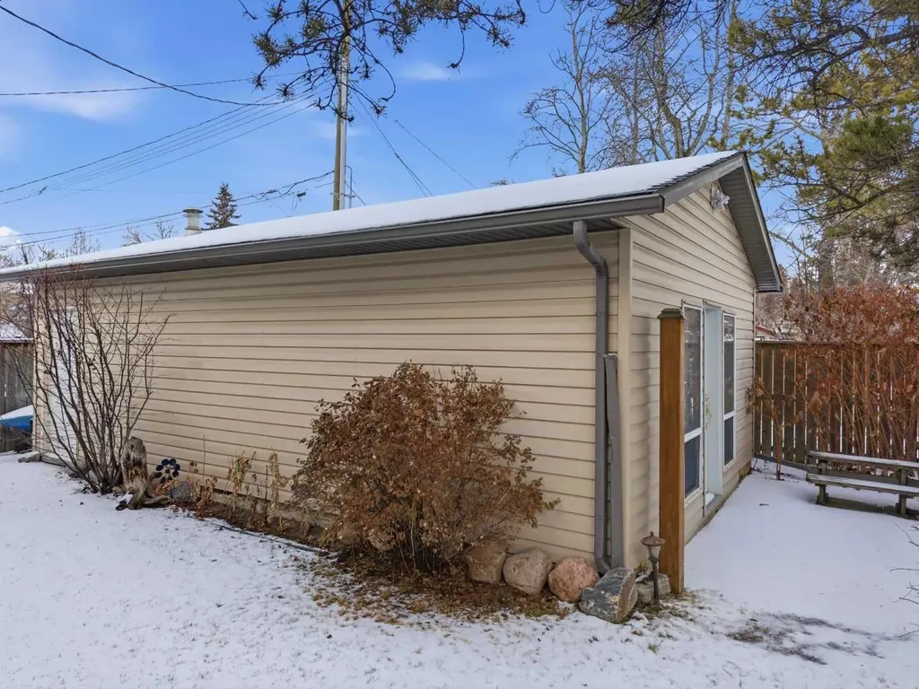 5003 36 Street Sylvan Lake AB T4S 1B2