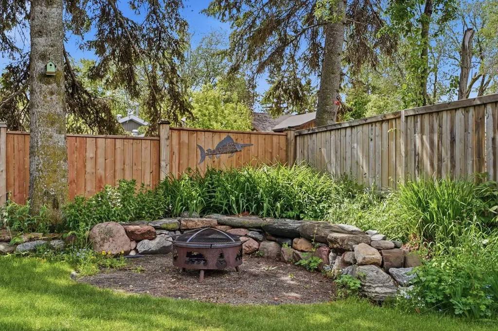 5003 36 Street Sylvan Lake AB T4S 1B2