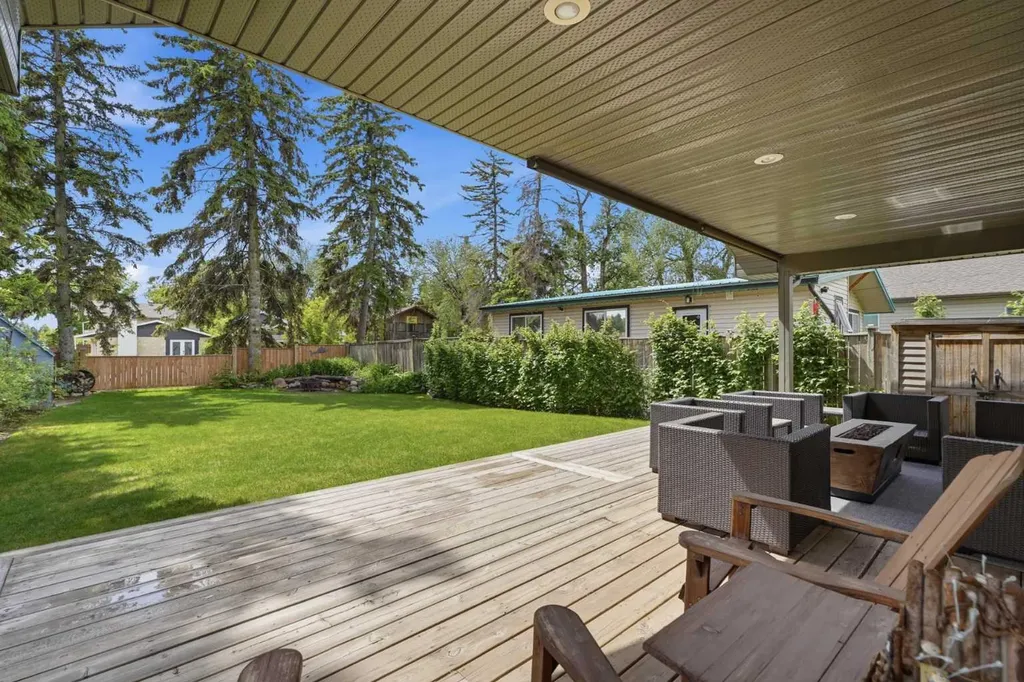 5003 36 Street Sylvan Lake AB T4S 1B2