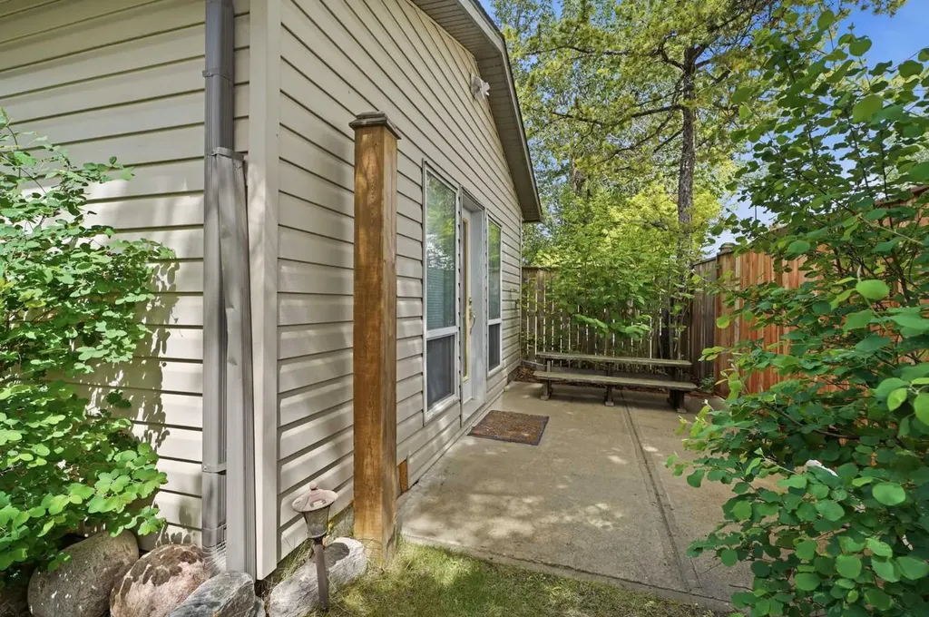 5003 36 Street Sylvan Lake AB T4S 1B2