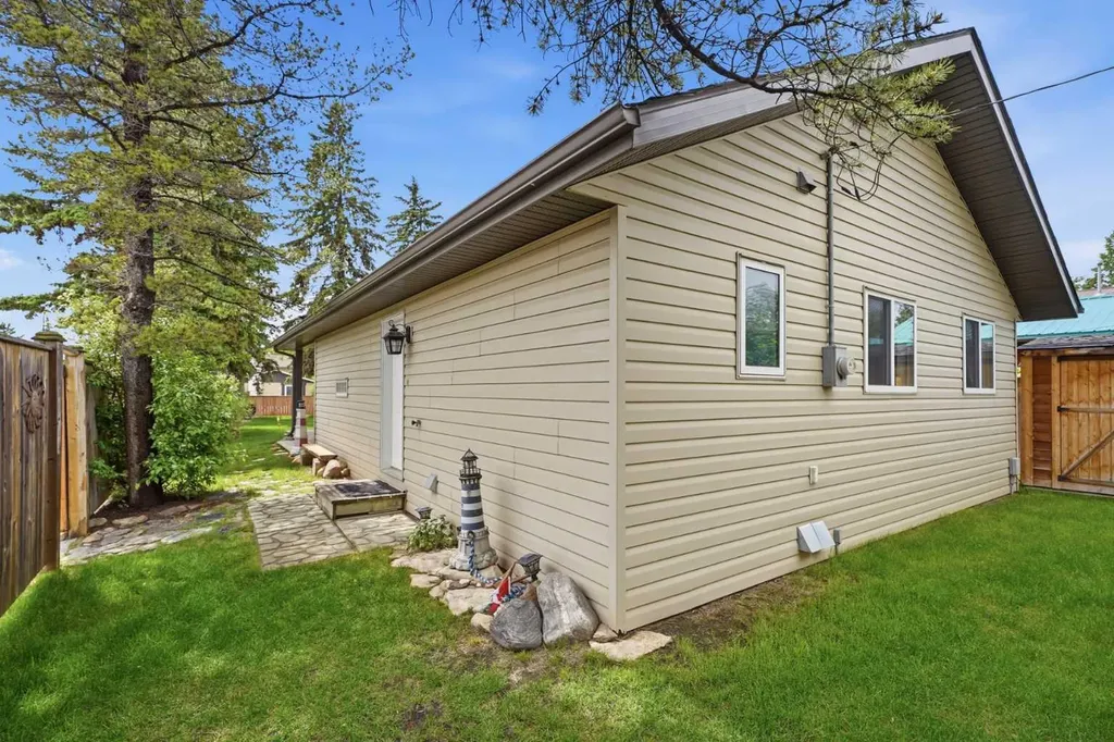 5003 36 Street Sylvan Lake AB T4S 1B2