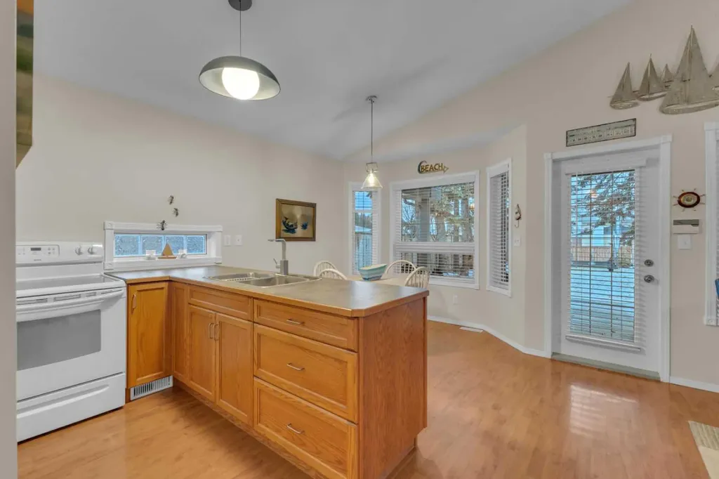 5003 36 Street Sylvan Lake AB T4S 1B2