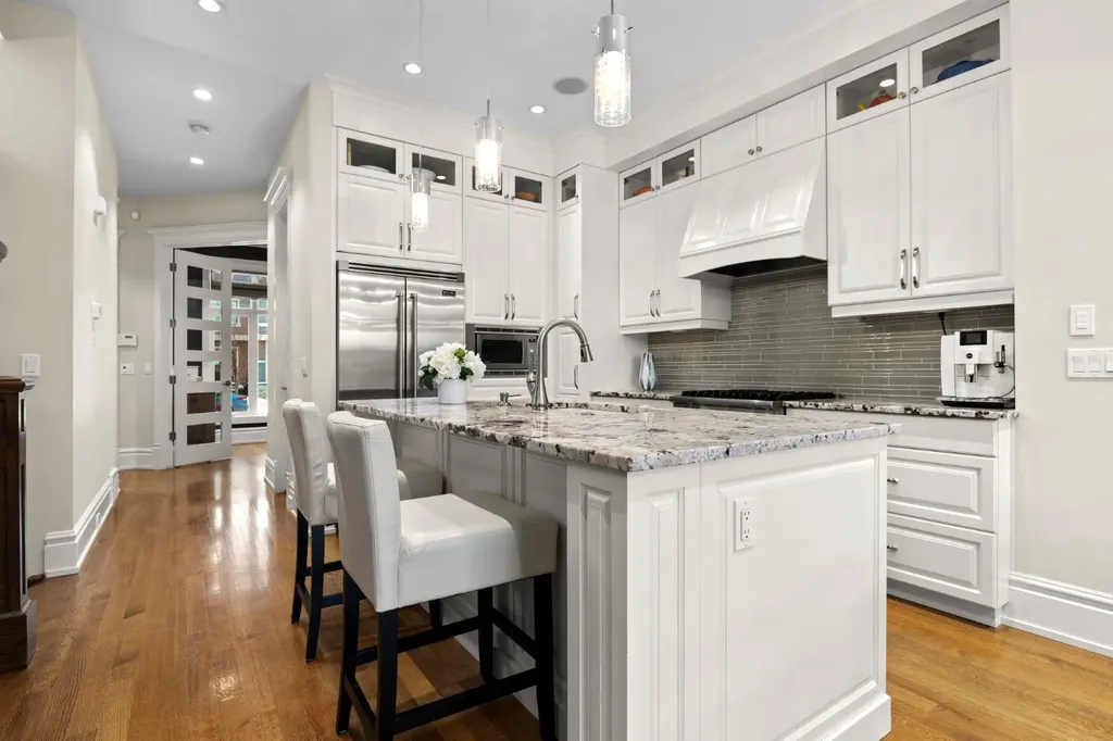 2037 48 Avenue SW Calgary AB T2T 2T6