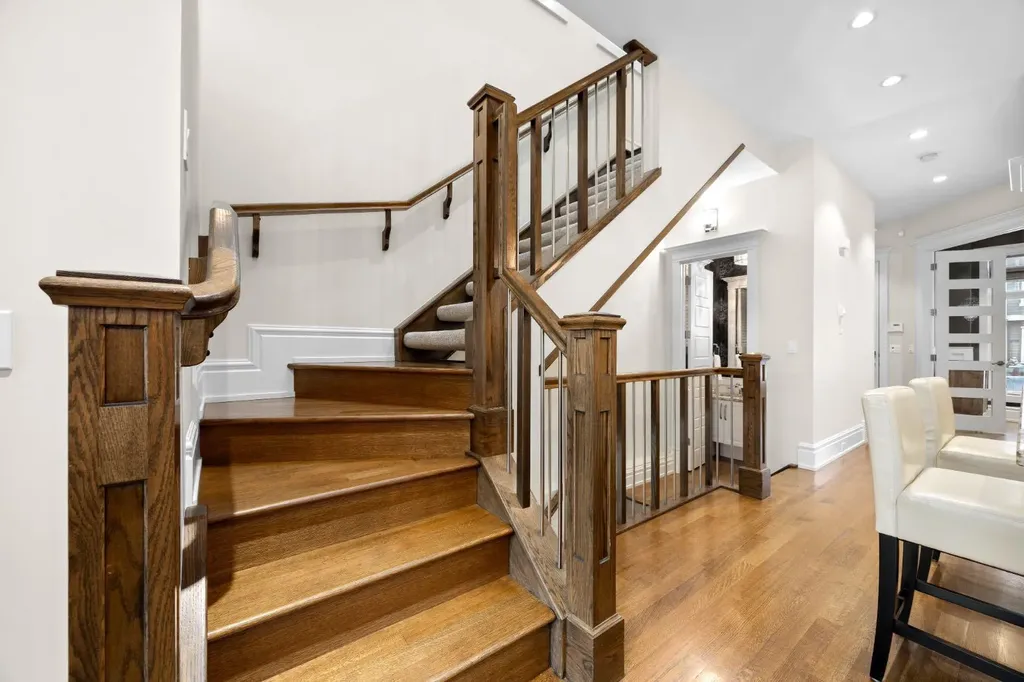 2037 48 Avenue SW Calgary AB T2T 2T6