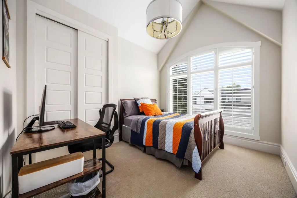 2037 48 Avenue SW Calgary AB T2T 2T6