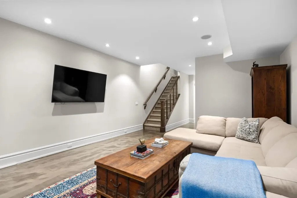 2037 48 Avenue SW Calgary AB T2T 2T6
