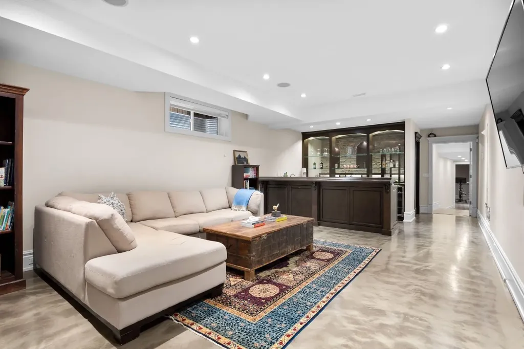 2037 48 Avenue SW Calgary AB T2T 2T6