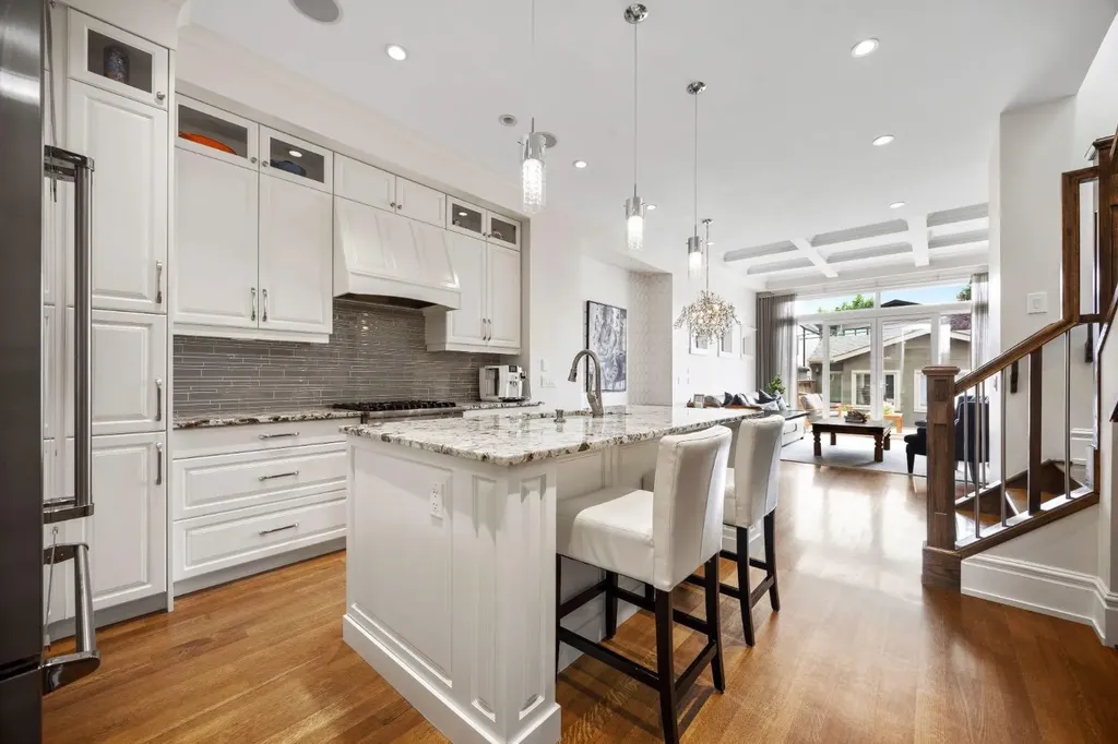 2037 48 Avenue SW Calgary AB T2T 2T6