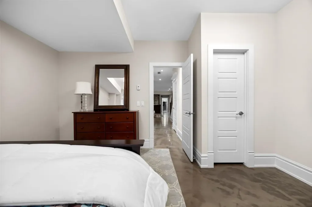 2037 48 Avenue SW Calgary AB T2T 2T6