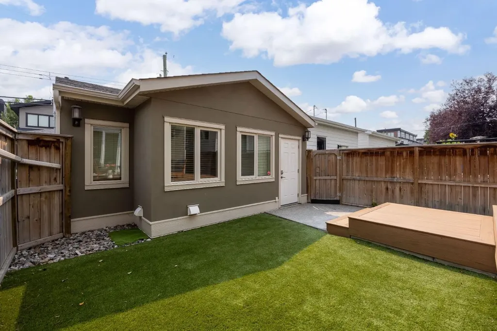 2037 48 Avenue SW Calgary AB T2T 2T6