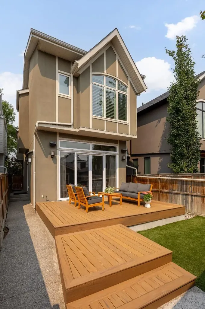 2037 48 Avenue SW Calgary AB T2T 2T6
