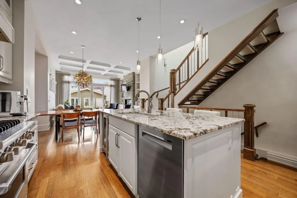 2037 48 Avenue SW Calgary AB T2T 2T6