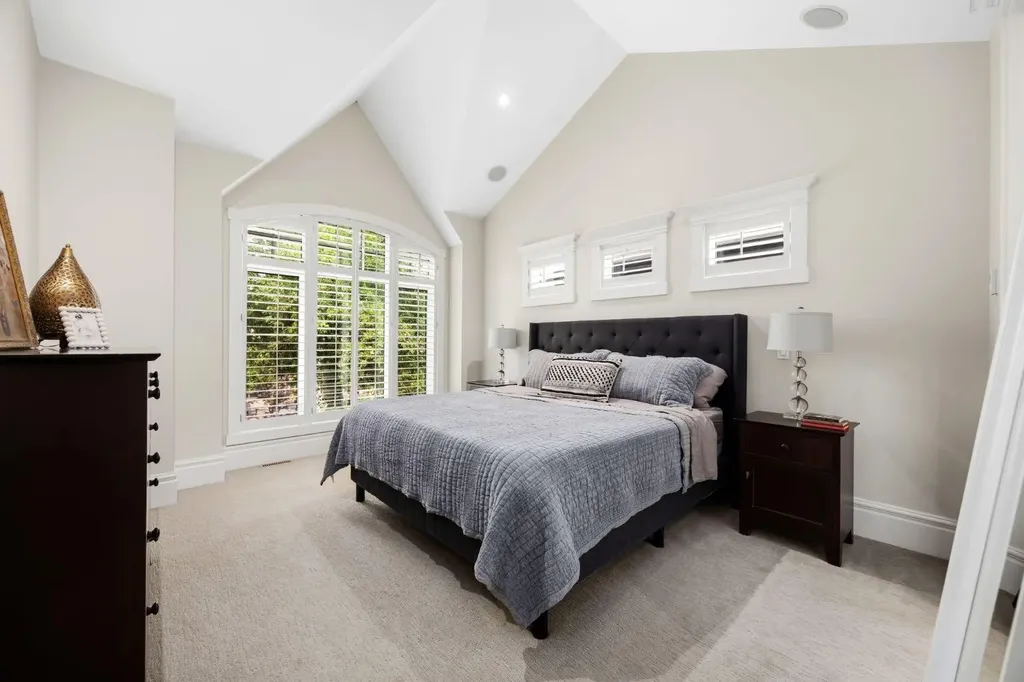 2037 48 Avenue SW Calgary AB T2T 2T6