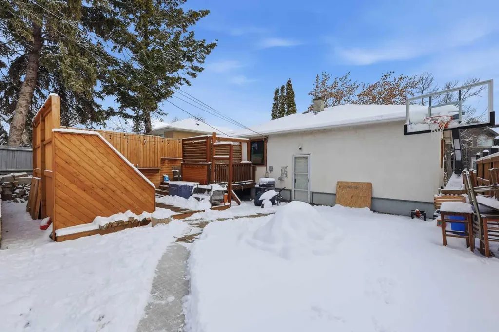 2028-2032-2040 42 Avenue SW Calgary AB T2T 2M7
