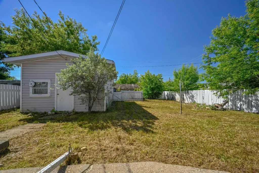 9513 105 Avenue Grande Prairie AB T8V 1G5