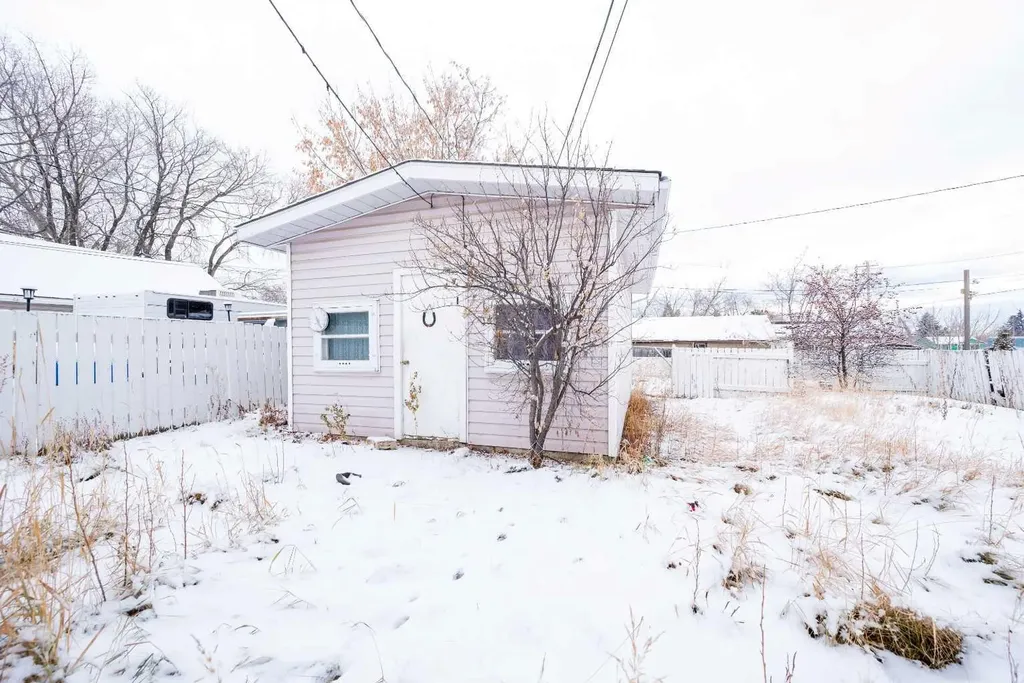9513 105 Avenue Grande Prairie AB T8V 1G5