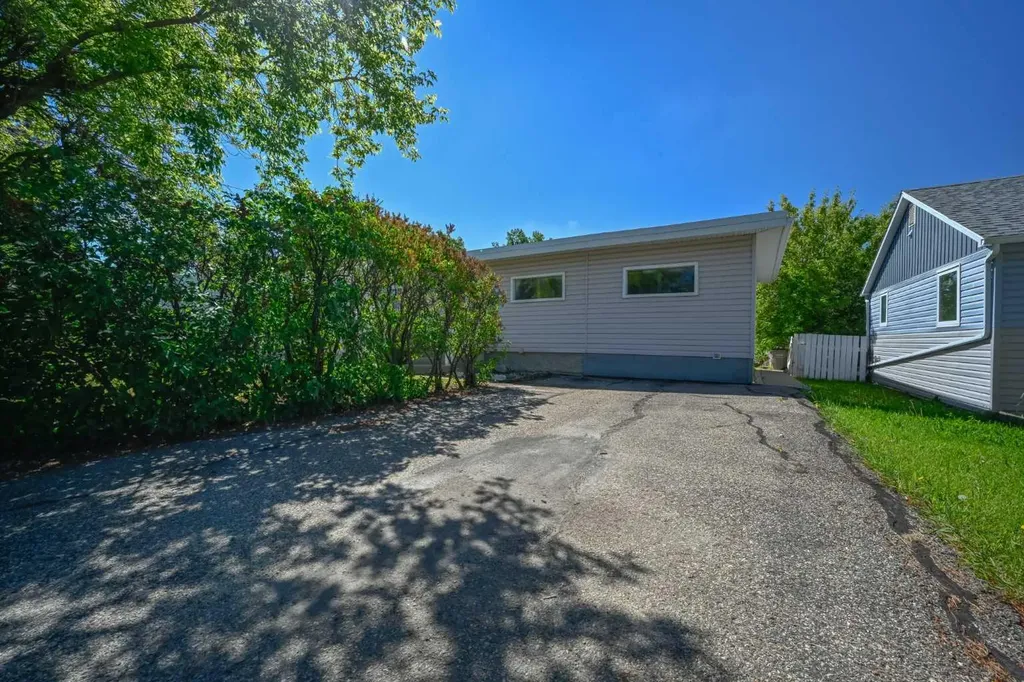 9513 105 Avenue Grande Prairie AB T8V 1G5