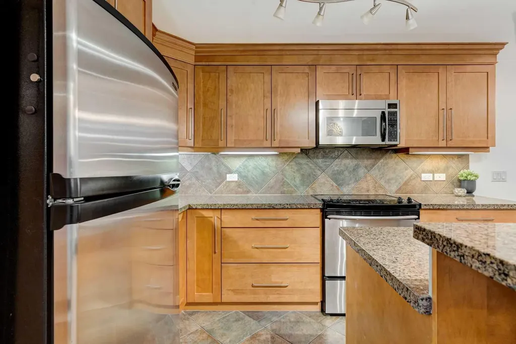 110 7 Street SW Calgary AB T2P 5M9