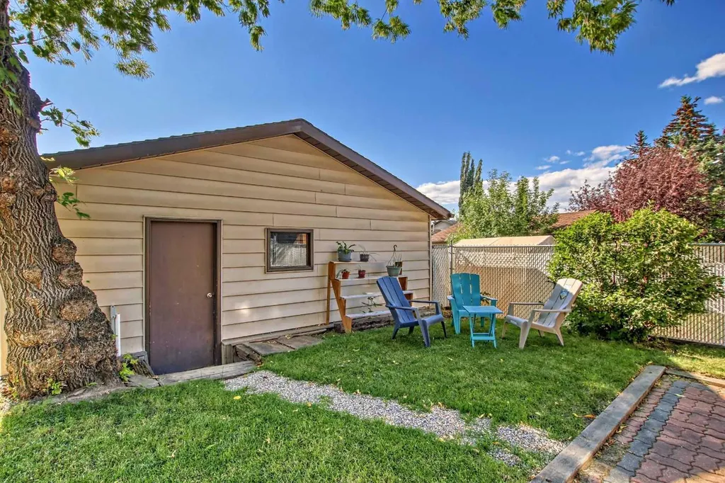 1451 Berkley Drive NW Calgary AB T3K 1T6