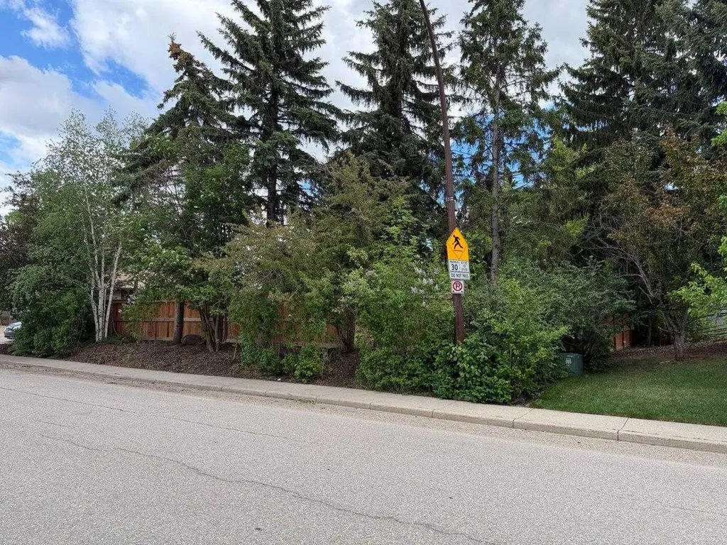 1711, 1715 92 Avenue SW Calgary AB T2V5C8