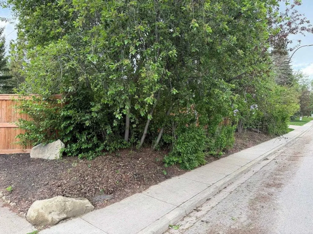 1711, 1715 92 Avenue SW Calgary AB T2V5C8