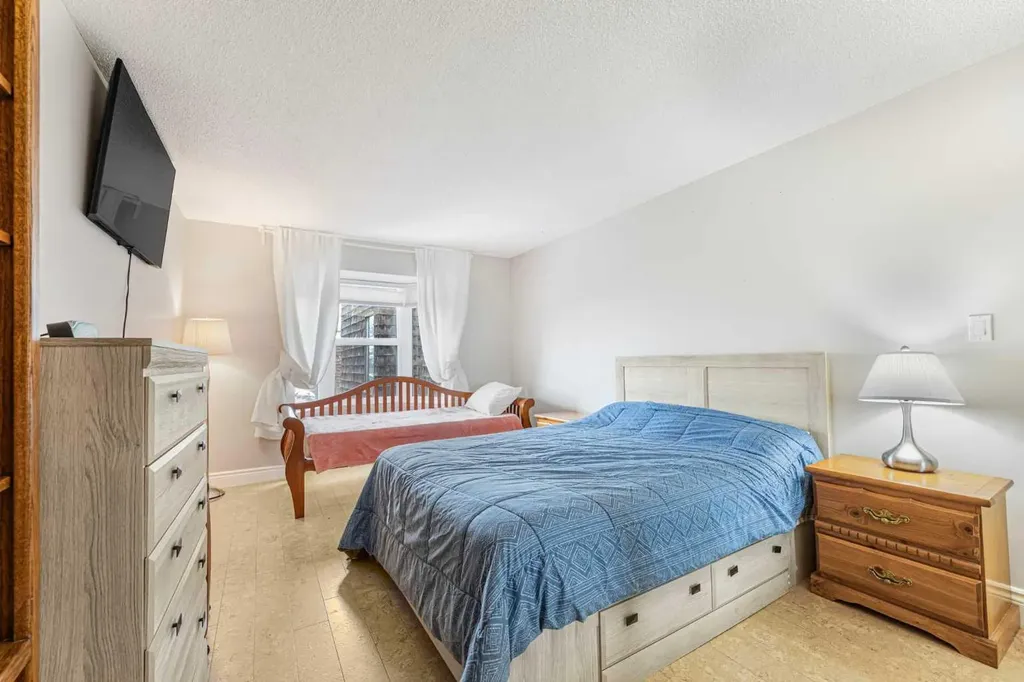 3730 50 Street NW Calgary AB T3A 2V9