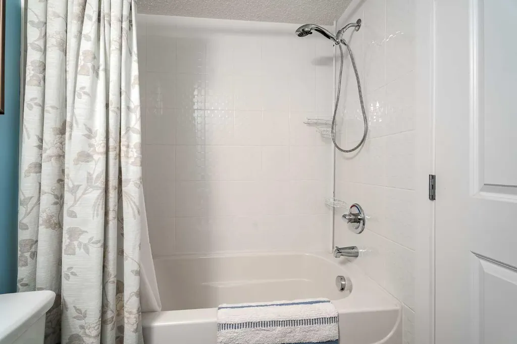 2715 12 Avenue SE Calgary AB T2A4X8