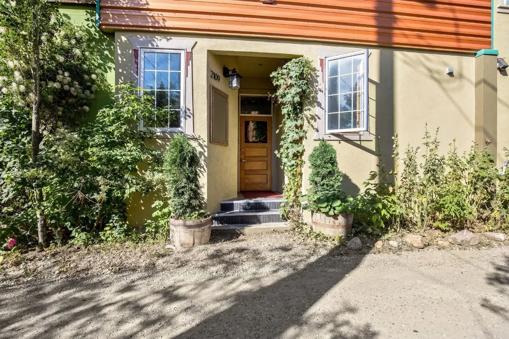 2109 20 Street Nanton AB T0L 1R0