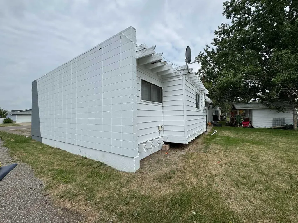 227 53 Avenue E Claresholm AB T0L 0Z0