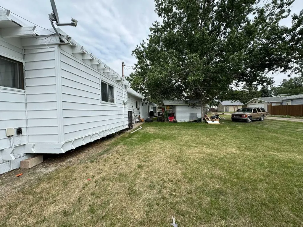 227 53 Avenue E Claresholm AB T0L 0Z0