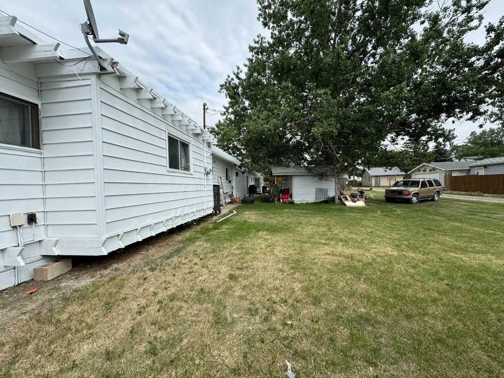 227 53 Avenue E Claresholm AB T0L 0Z0