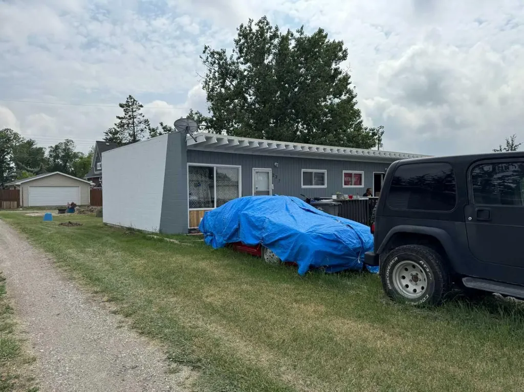 227 53 Avenue E Claresholm AB T0L 0Z0