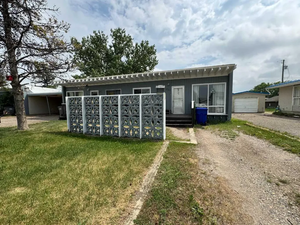 227 53 Avenue E Claresholm AB T0L 0Z0