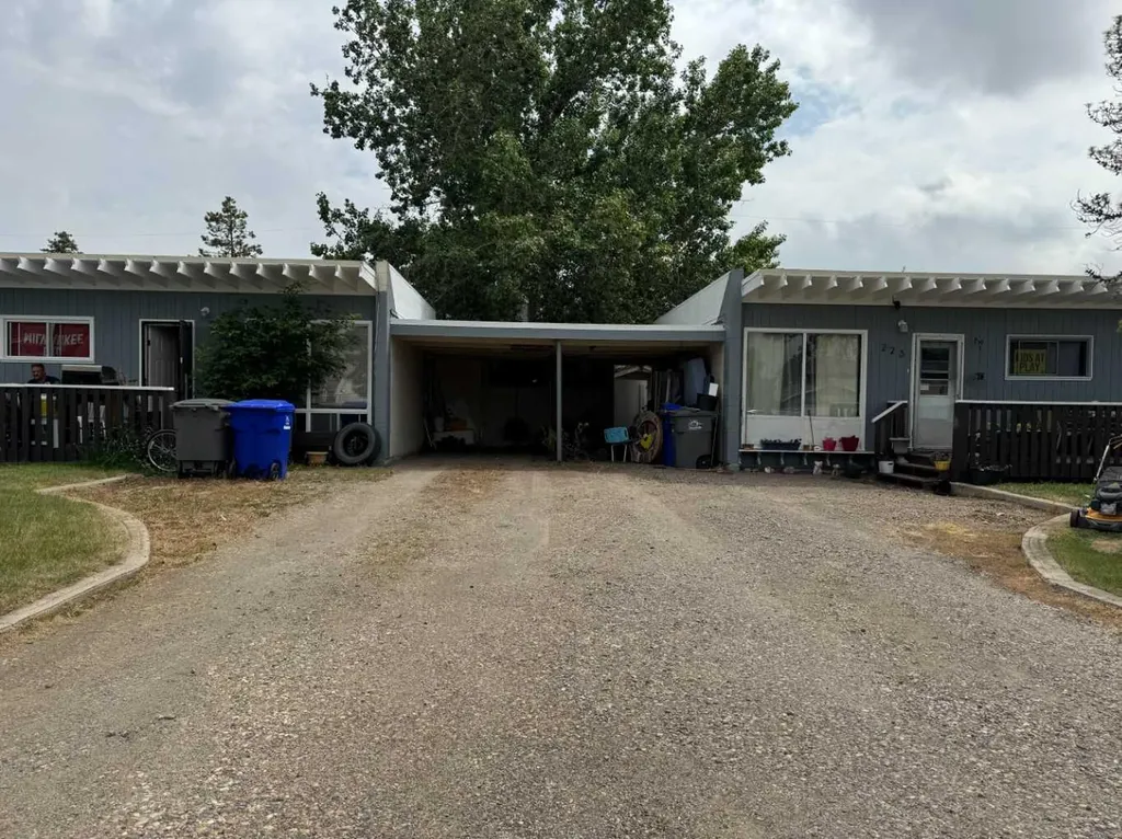 227 53 Avenue E Claresholm AB T0L 0Z0