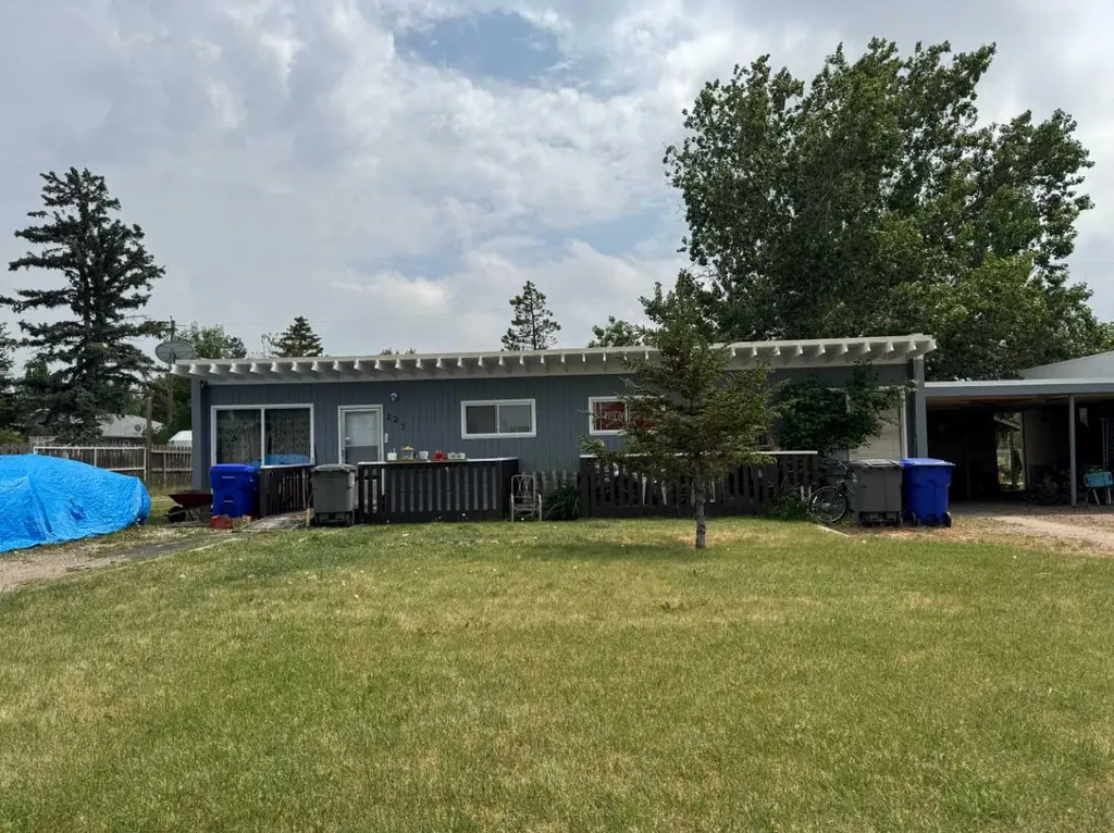 227 53 Avenue E Claresholm AB T0L 0Z0